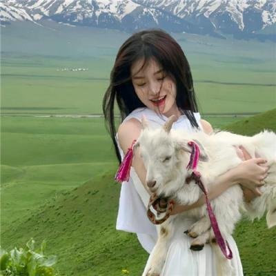 使用下方 20 个影片名，按顺序一一对应，不要改动片名文字，只根据片名和括号内类型提示来虚构全新的故事内容： 之前的我们 千面欧兰朵 三峡人家 她来了 第一季 陪审团十二人第二季 魔法大逃亡 诛仙1 口琴 刺猬少年 怪咖一箩筐 龙虎盟 香香公主 我的差评女友 红色翅膀：火烈鸟故事 私藏浪漫 在尘埃中跳舞 唤爱 苦恋 无家可归中学 捉鬼有限公司粤语封面